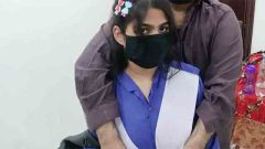 School Me Teacher ne Student ko pel diya